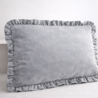 Almofada retangular cinza de veludo com borda franzida