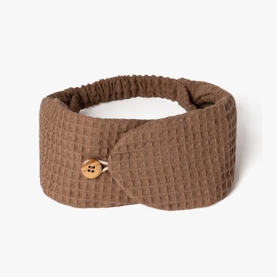 Faixa de cabelo castanha com botão de madeira