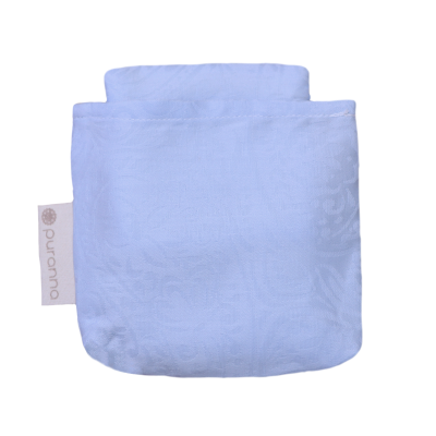 Pano ou lenço azul claro com padrão floral subtil e etiqueta puranna