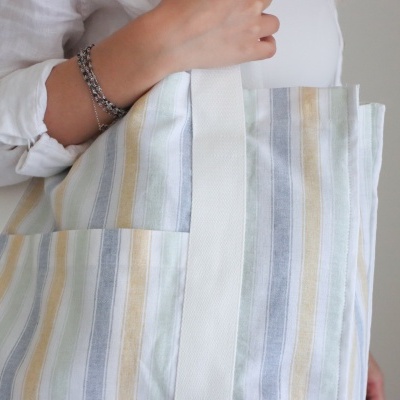 Sacola riscada pastel com alça branca ao ombro