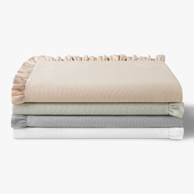 Conjunto de quatro toalhas coloridas com bordas franzidas empilhadas