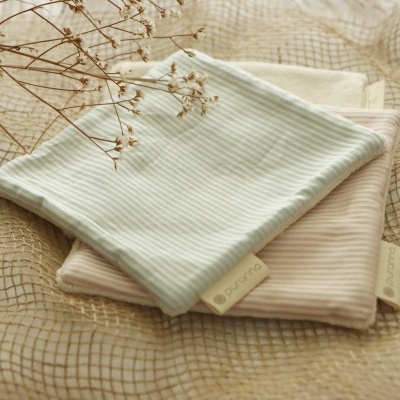 três panos de tecido macio em cores pastel com textura canelada e rótulos ON A