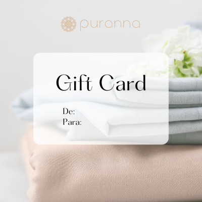 Cartão de oferta Gift Card sobre tecidos dobrados com flor branca e logo puranna