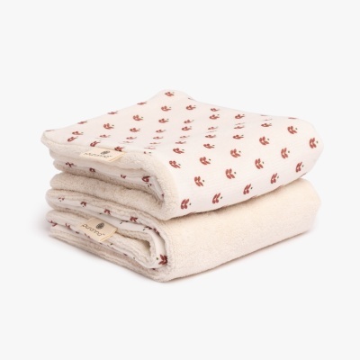 Toalhas de banho bege com padrão de âncoras e lisa empilhadas