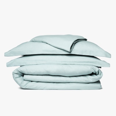 Conjunto de roupa de cama azul claro dobrado