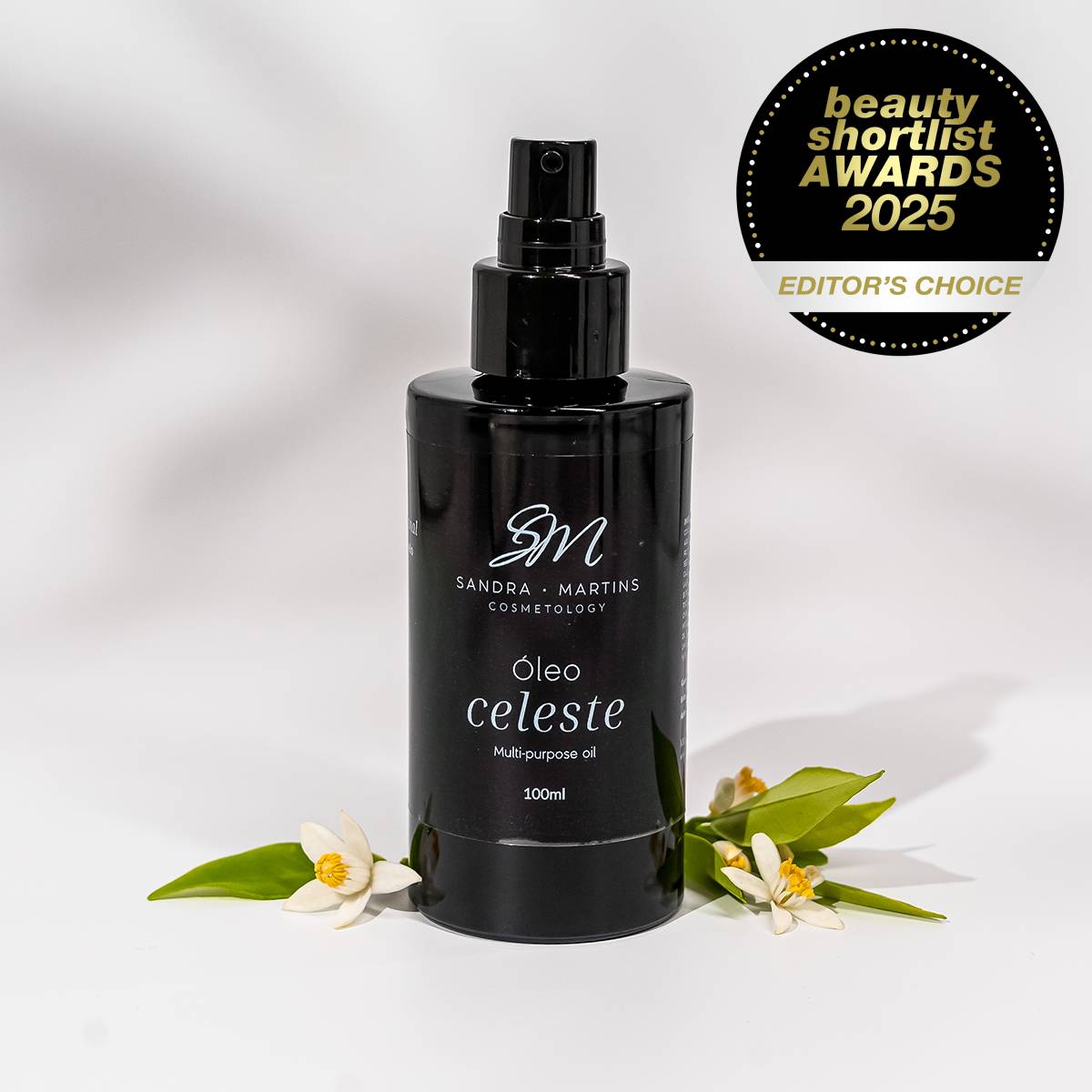 Óleo Multifuncional Celeste Frasco preto de óleo multiusos com flores brancas e selo beauty shortlist AWARDS 2025