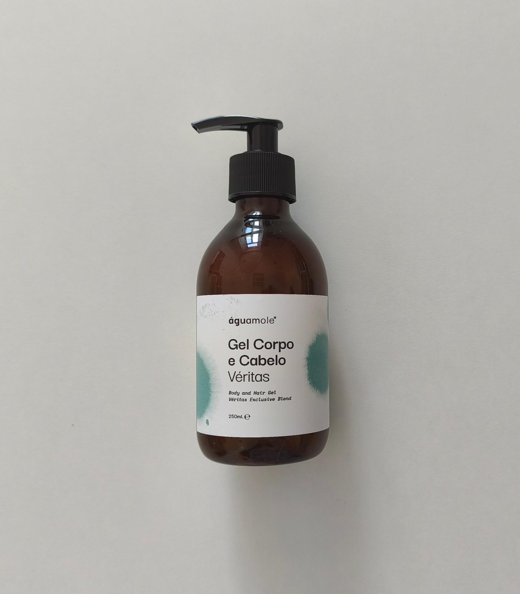 Gel Corpo e Cabelo Véritas Frasco castanho com dispenser preto e rótulo branco com manchas verdes e texto em português