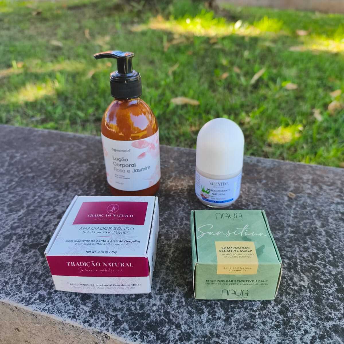 As Minhas Escolhas: 4 Produtos de Cosmética Consciente Que Uso e Aprovo Produtos de cuidado pessoal com embalagem e etiquetas variadas sobre superfície de pedra em ambiente ao ar livre