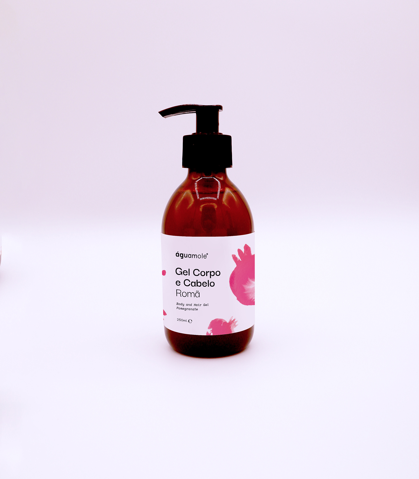 Gel Corpo e Cabelo Romã Frasco de gel corpo e cabelo Romã da águamole com doseador preto e etiqueta branca com imagens de romãs