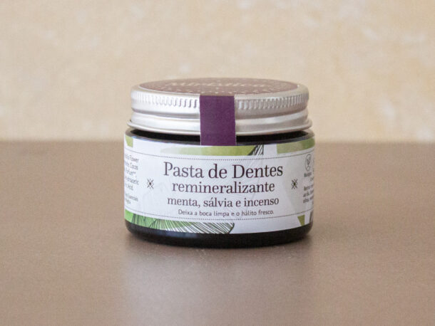 Pasta de Dentes Frasco pequeno com pasta de dentes remineralizante com menta, sálvia e incenso.
