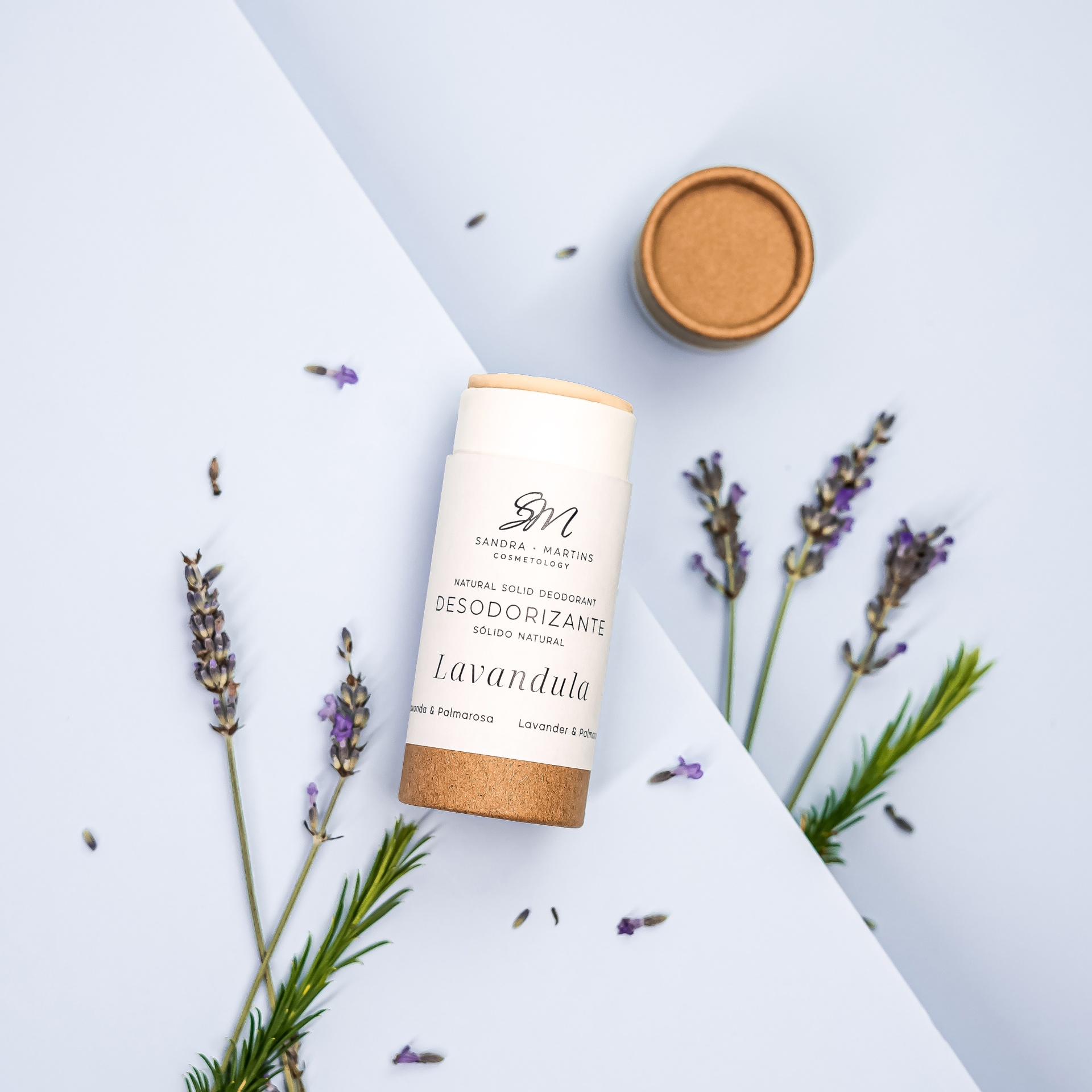 Desodorizante Stick Lavandula Desodorizante sólido natural Lavandula com embalagem branca e tampa de cortiça e flores de lavanda