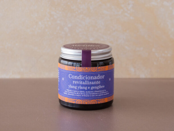 Condicionador Revitalizante em Creme Frasco de condicionador revitalizante com rótulo roxo e laranja