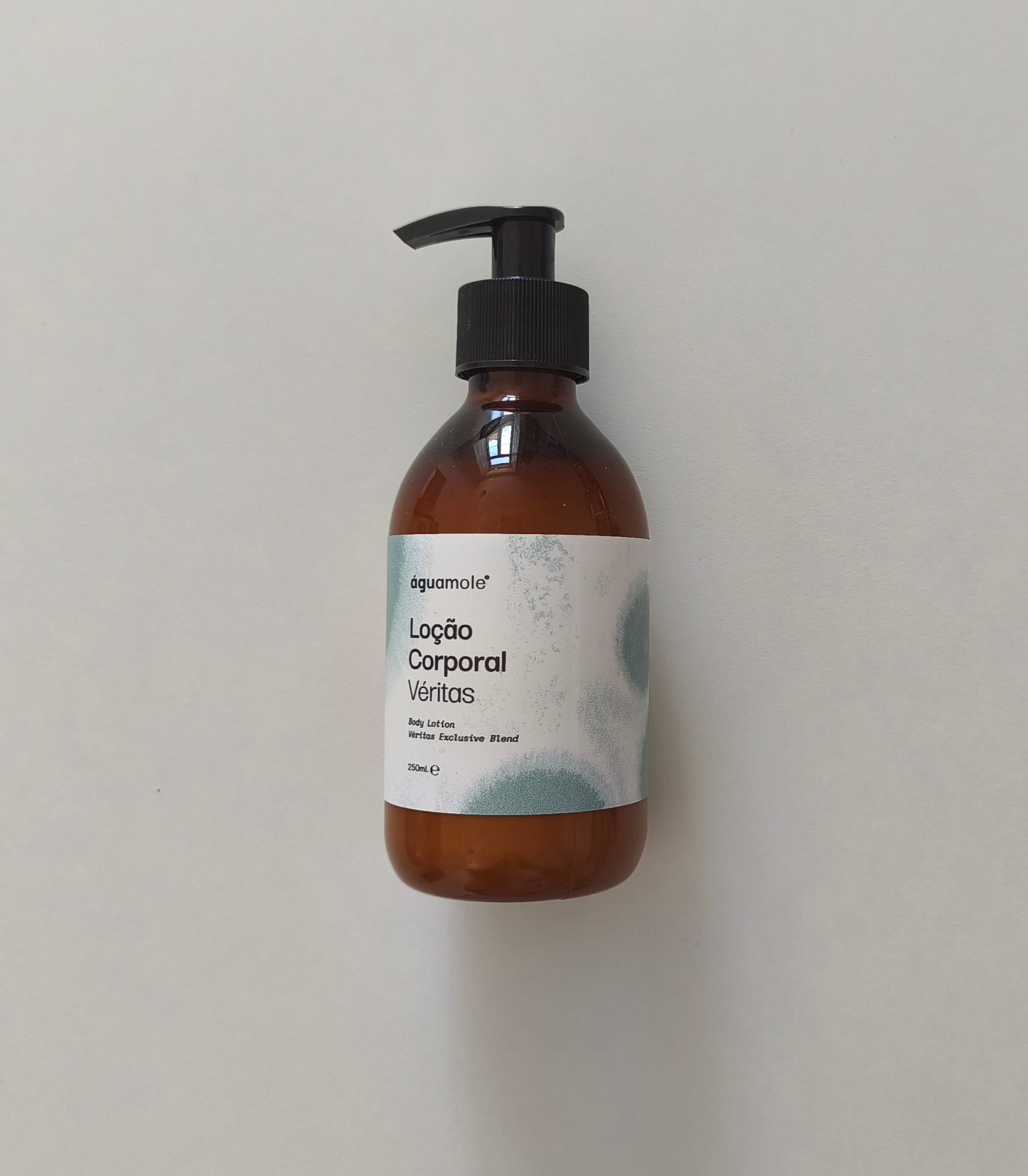 Loção Corporal Véritas Frasco de loção corporal castanho com doseador preto e rótulo branco e verde