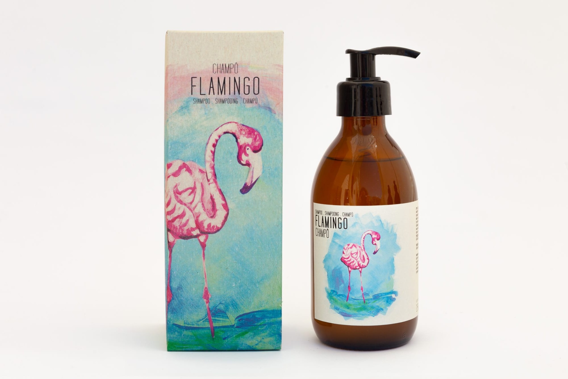 Champô Líquido Flamingo Frasco de champô Flamingo com rótulo e caixa ilustrados com um flamingo cor-de-rosa.
