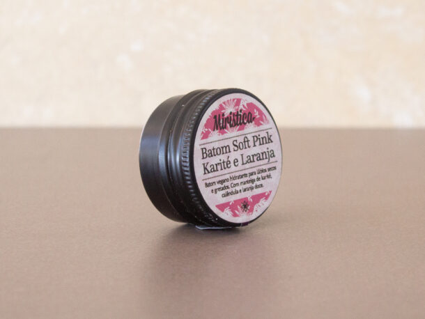Batom Hidratante de Karité e Laranja Soft Lips Frasco preto pequeno com rótulo rosa e branco de batom soft pink karité e laranja