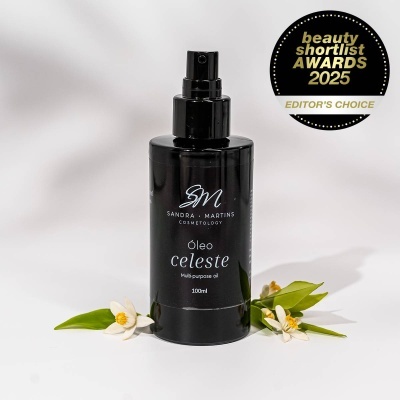 Frasco preto de óleo multiusos com flores brancas e selo beauty shortlist AWARDS 2025