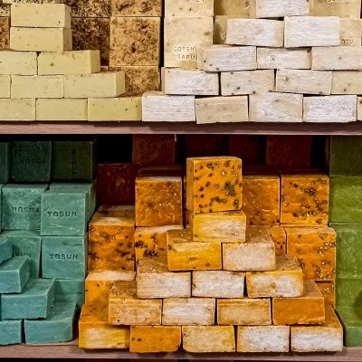 Barras de sabonete quadradas empilhadas em várias cores e texturas