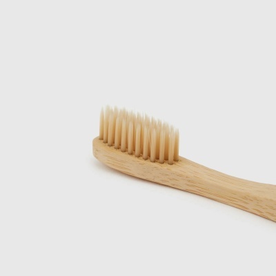 Escova de dentes de madeira com cerdas bege