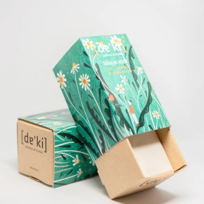 Caixas de sabão artesanal com etiqueta verde decorada com flores brancas e amarelas