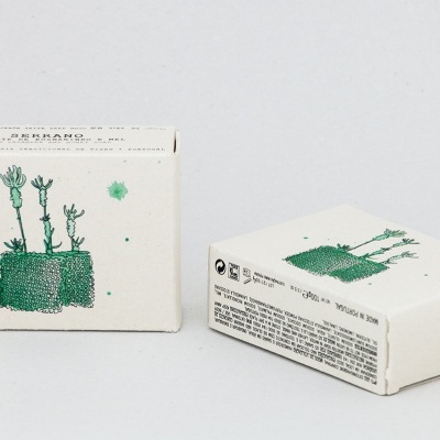 Caixas de sabonete branco com ilustração verde e texto preto Serrano