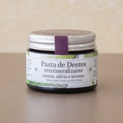 Frasco pequeno com pasta de dentes remineralizante com menta, sálvia e incenso.