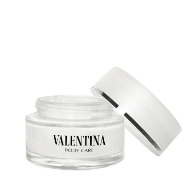 Frasco de creme branco com tampa inclinada e texto VALENTINA BODY CARE