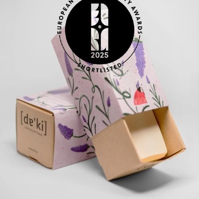 Caixa de sabão artesanal com design floral e selo de prémio