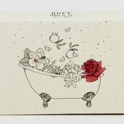 Embalagem de sais de banho com ilustração de banheira decorada com flores e frutos