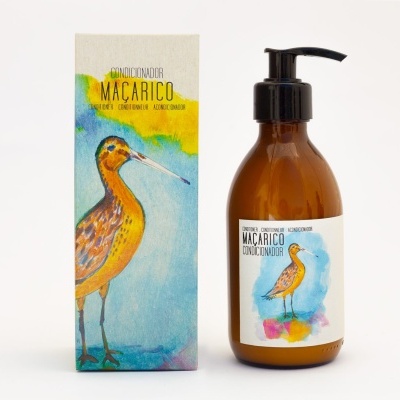 Frasco castanho de condicionador Maçarico com caixa ilustrada numa mesa branca