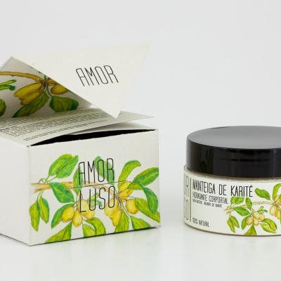 Frasco e caixa de creme corporal Manteiga de Karité com ilustração de plantas verde e amarelo