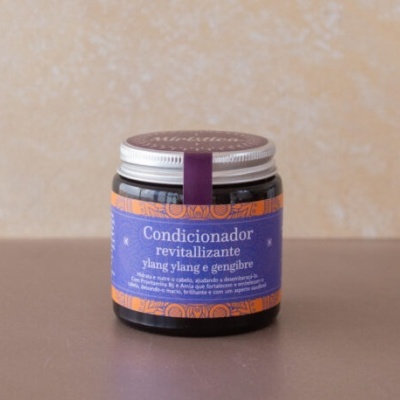 Frasco de condicionador revitalizante com rótulo roxo e laranja