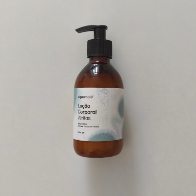 Frasco de loção corporal castanho com doseador preto e rótulo branco e verde