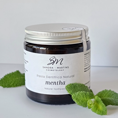 Frasco de pasta dentífrica natural mentha com rótulo branco e tampa metálica prateada