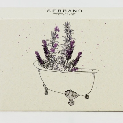 Embalagem creme de banho de sal com ilustração de banheira com flores lilases.