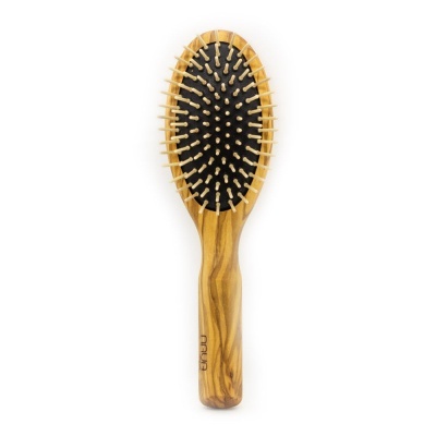 Escova de cabelo de madeira com cerdas em fundo preto