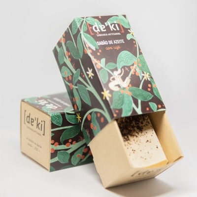 Sabão artesanal de azeite com café da marca deki em embalagem decorada com folhas e frutos