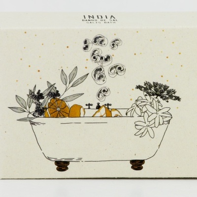 Embalagem creme de banho de sal INDIA com desenho de banheira e plantas.