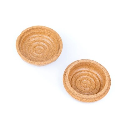 Dois pratos pequenos redondos de cortiça com padrão circular em relevo