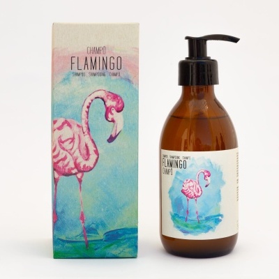 Frasco de champô Flamingo com rótulo e caixa ilustrados com um flamingo cor-de-rosa.