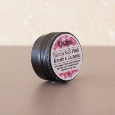 Frasco preto pequeno com rótulo rosa e branco de batom soft pink karité e laranja