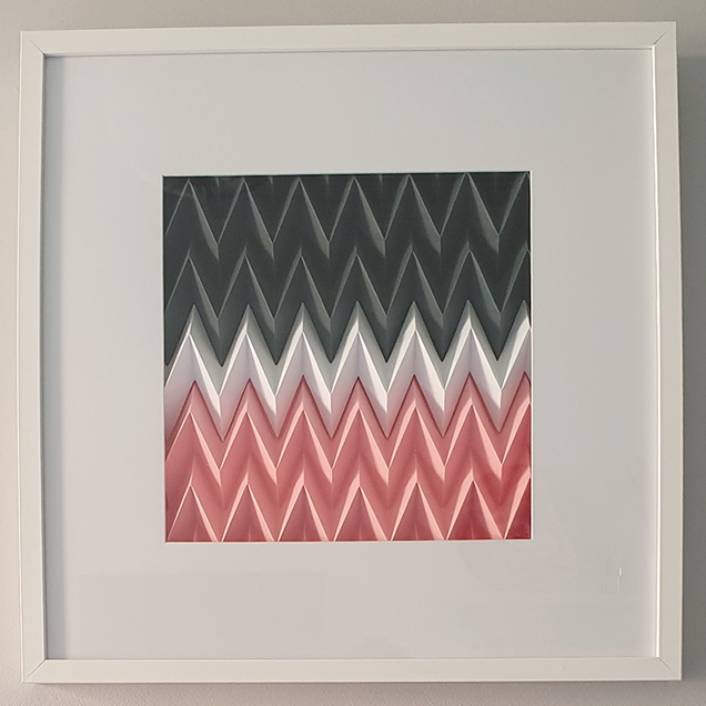 ZIGZAG wall art Quadro com padrão em zigzag preto, branco e rosa com moldura branca