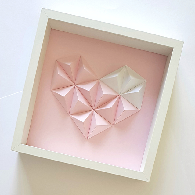 LOVE Mini Wall Art Quadro branco com coração de origami em tons rosa e branco