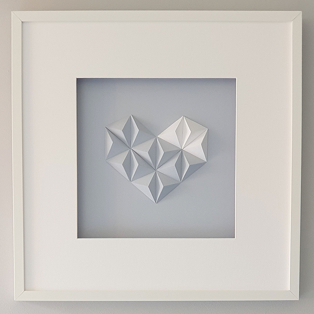 LOVE Wall Art Quadro branco com escultura geométrica em forma de coração em fundo cinzento claro
