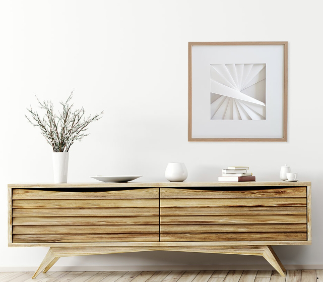ESCADA Wall Art Aparador de madeira clara com decorações e quadro geométrico branco na parede