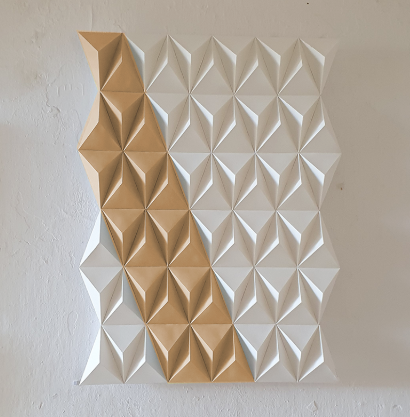 DIAGONAL Painel decorativo tridimensional branco e castanho claro com formas geométricas em relevo