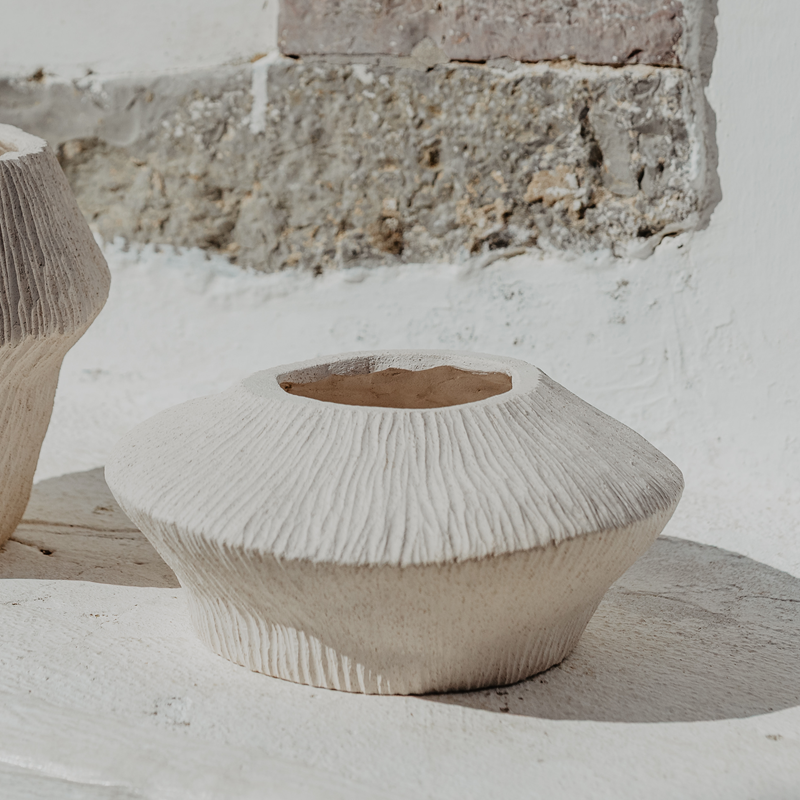 JARRA / VASO Vaso decorativo de cerâmica branca rugosa em superfície branca