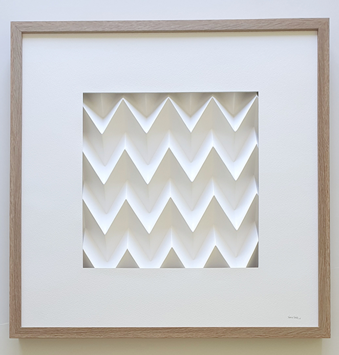 ZIGZAG Wall Art Obra emoldurada com padrão geométrico branco em relevo e moldura de madeira clara