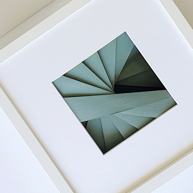 ESCADA Mini Wall Art Fotografia emoldurada de escada em espiral em tons cinza e azul