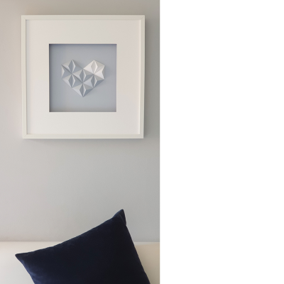Quadro decorativo branco com coração 3D e almofada azul