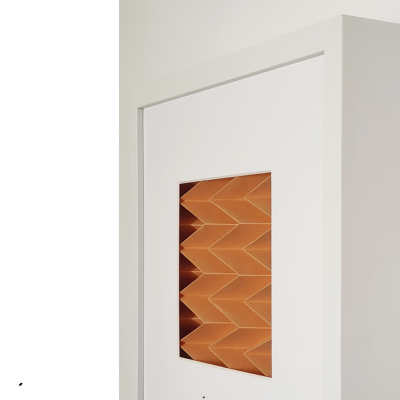 Filtro de ar branco com elemento filtrante castanho em padrão ziguezague